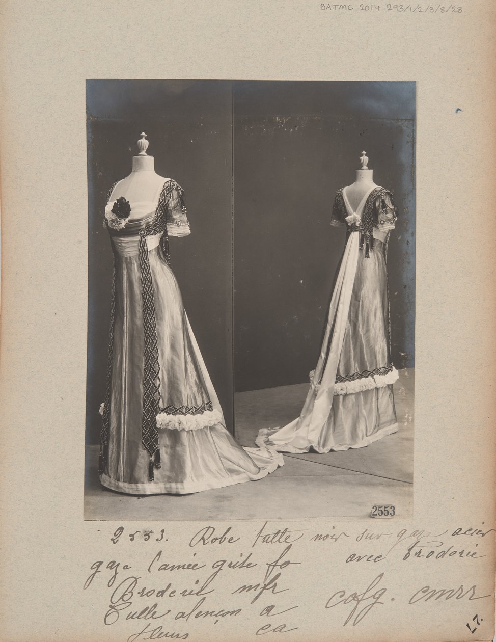 Albumseite: House of Worth, Abendkleid von Photographer French