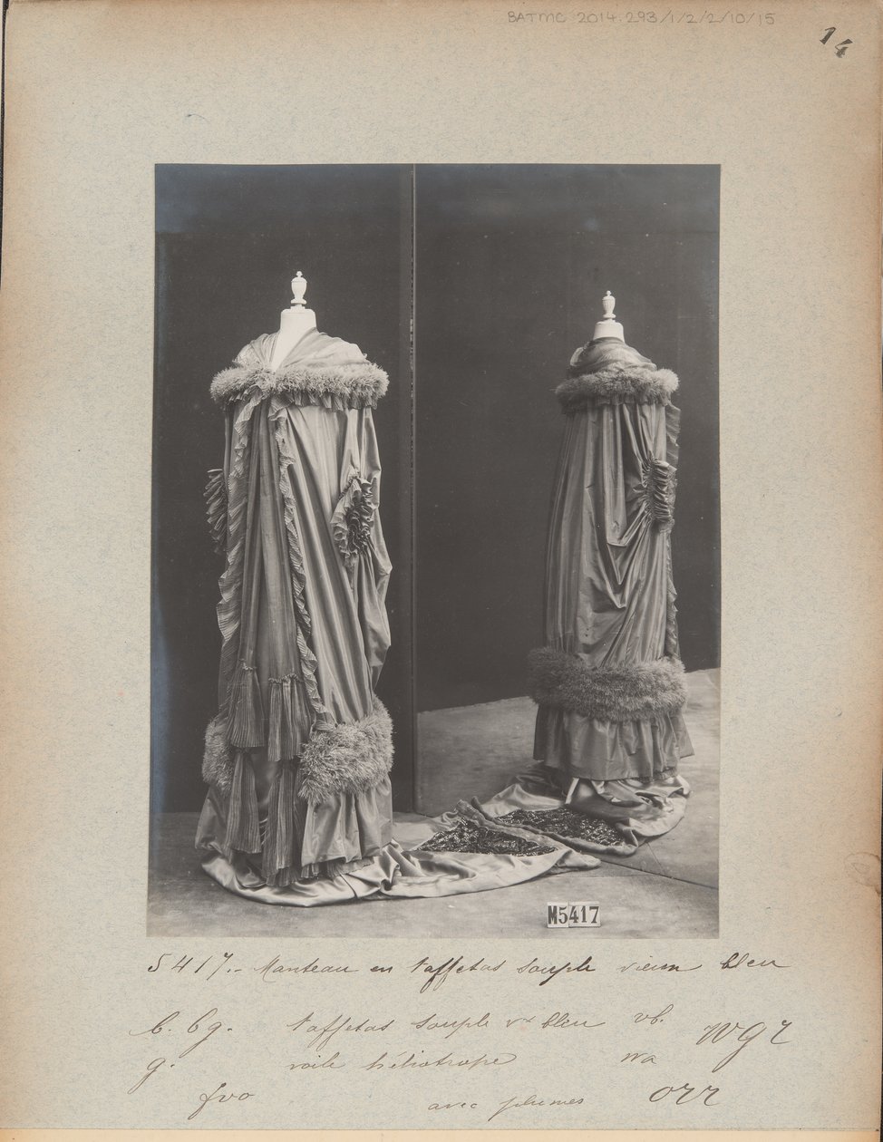 Albumseite: House of Worth, Abendmantel von Photographer French