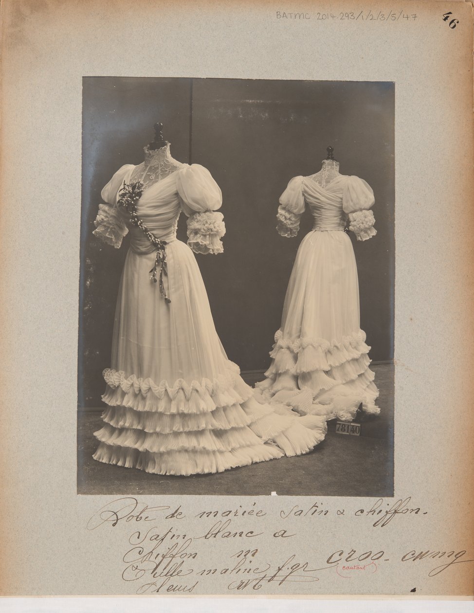 Albumseite: House of Worth, Hochzeitskleid von Photographer French