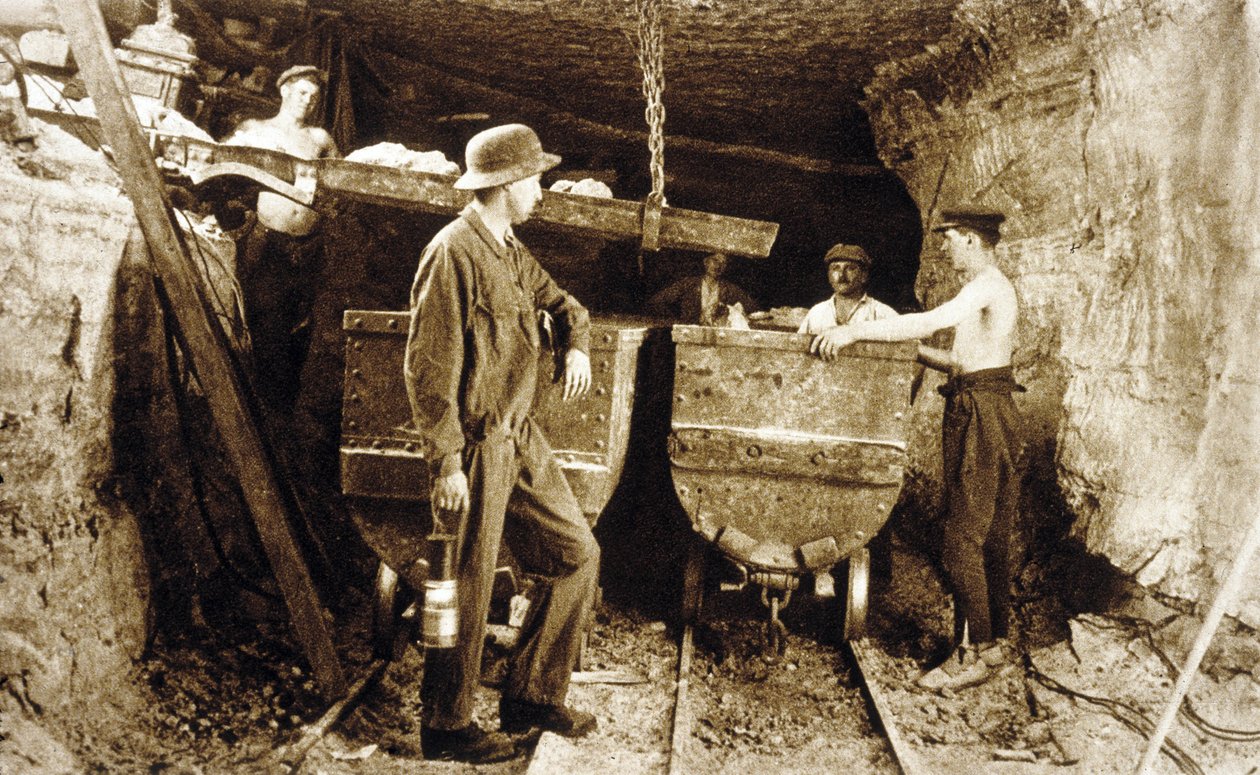 Bergleute in einer Kalimine, Elsass, um 1900 (s/w Foto) von Photographer French