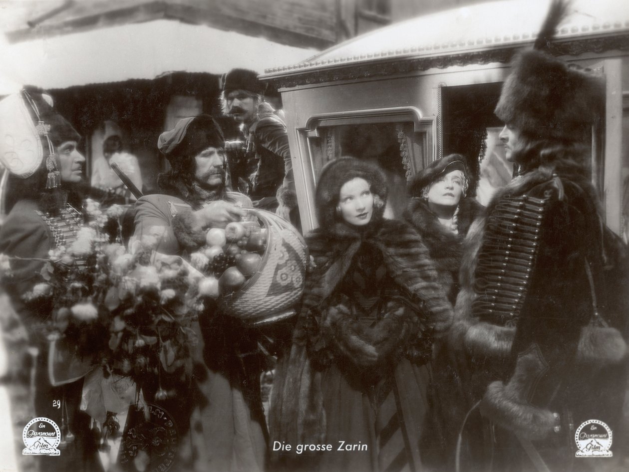 Szene aus dem Film "Die scharlachrote Kaiserin" mit Marlene Dietrich von Photographer German