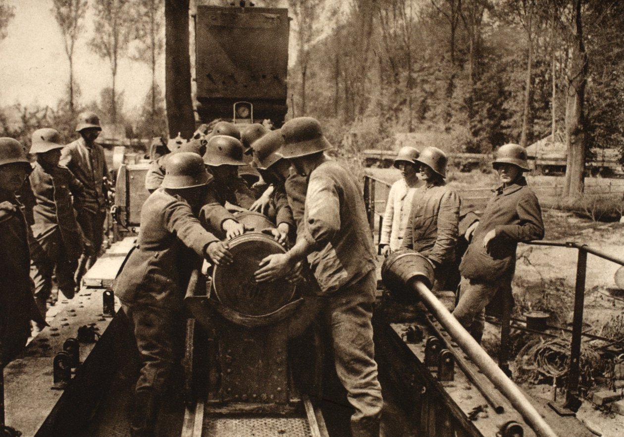 Die 38cm Granate wird in ihr Rohr geladen von Photographer German