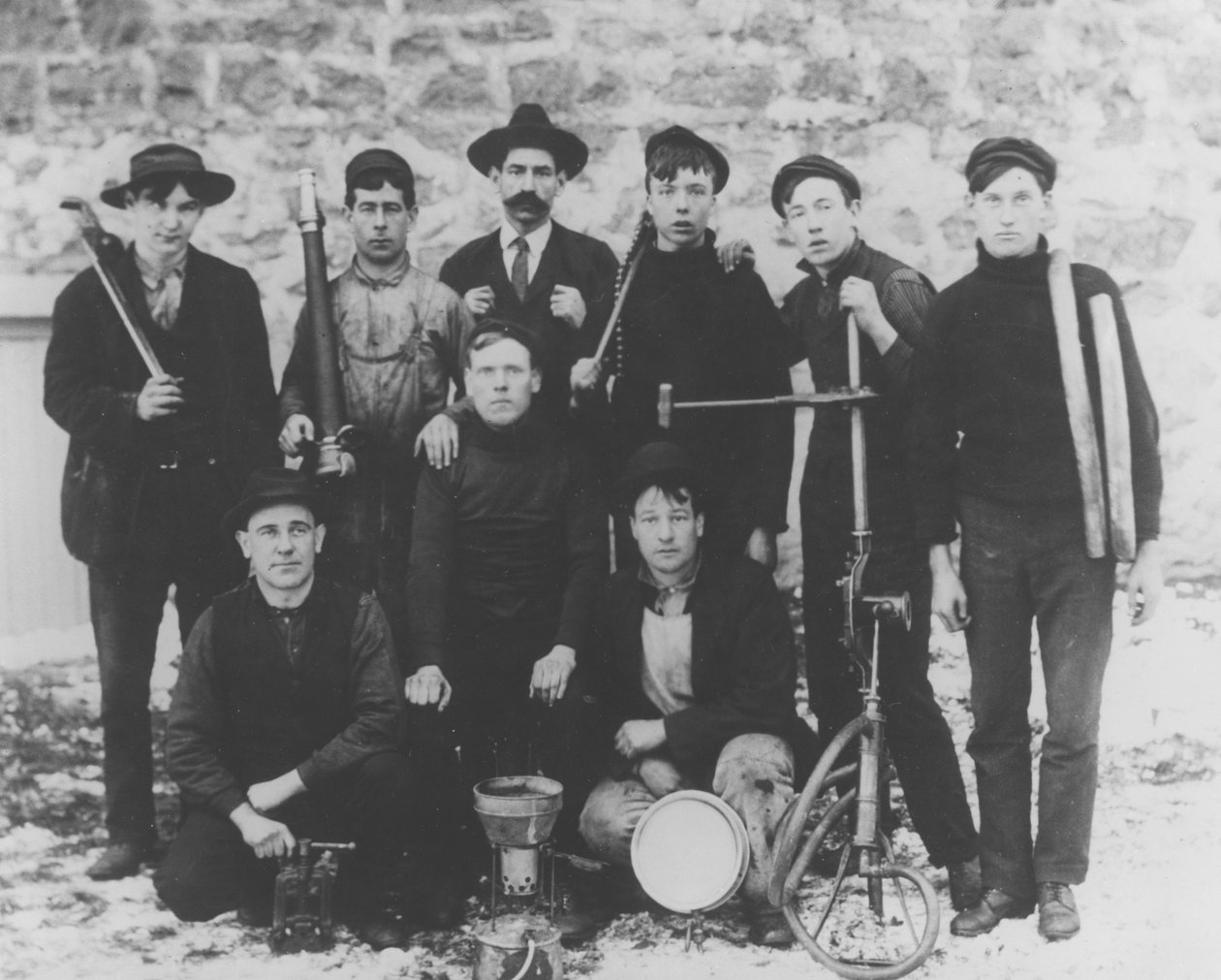 W. F. Lynch und Rohrleitungsmonteur-Gruppe, 1905 von Pierre A. Gentieu