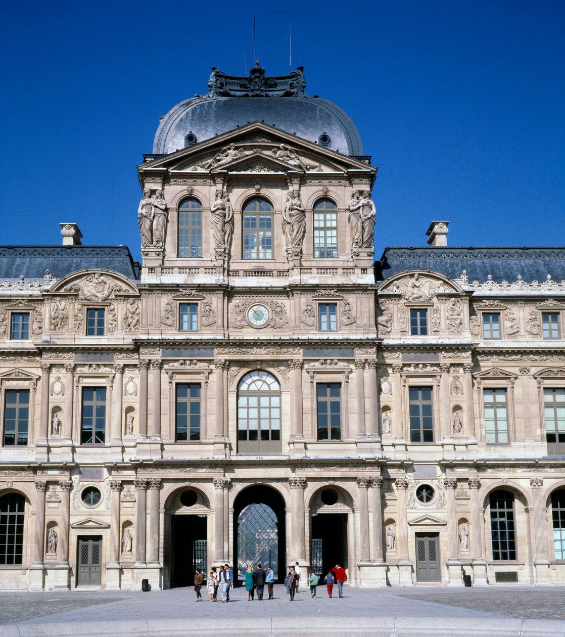 Architektur: Ansicht des quadratischen Hofes im Louvre. Realisiert von Pierre Lescot (1515-1578) von Pierre Lescot