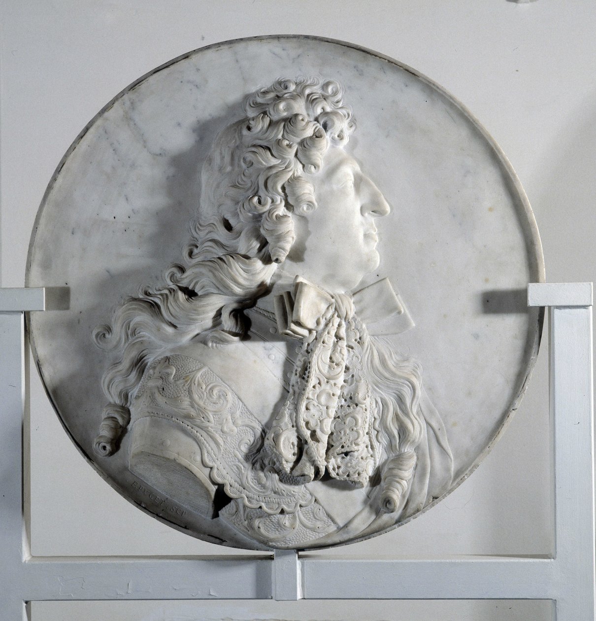 Flachrelief, das Ludwig XIV. (1638-1715) im Medaillon darstellt (Marmor) von Pierre Puget
