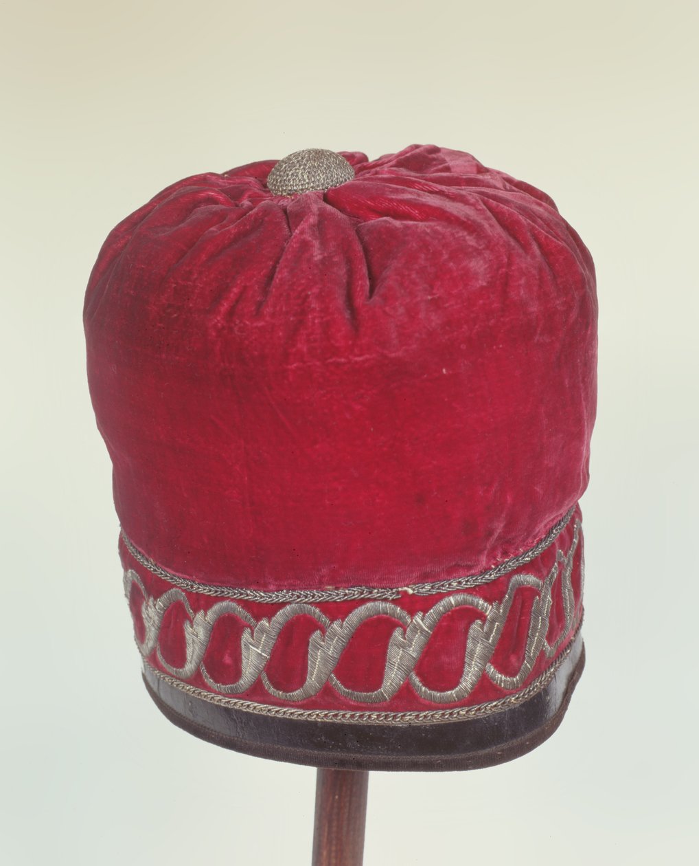 Orthodoxe Kirchenmütze, angeblich von Napoleon (1769-1821) beim Überqueren des Flusses Beresina 1812 getragen (Samt mit Leder & Silberfaden) von Polish School