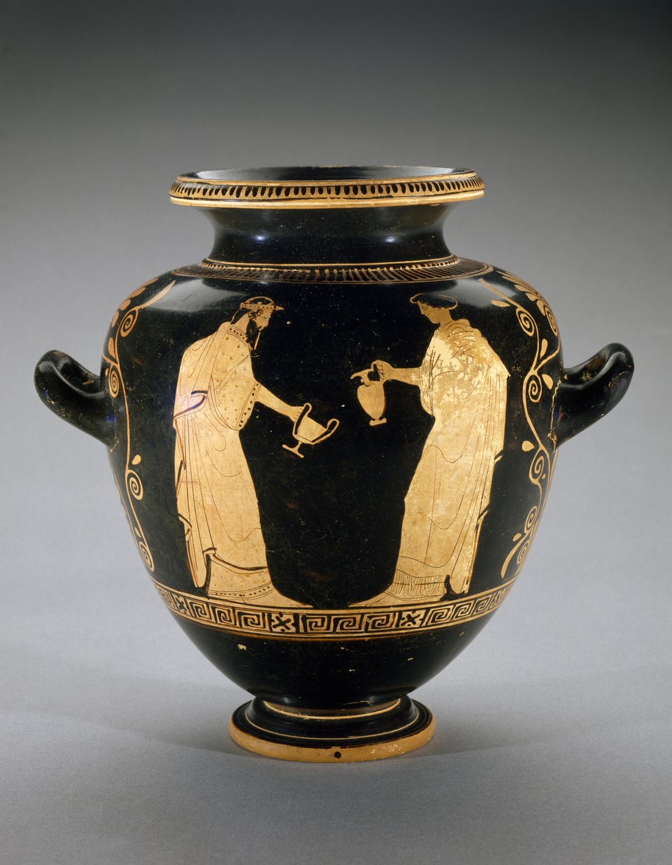 Rotfiguriger Stamnos mit Szene von Dionysos mit Dienerin, 440-420 v. Chr. von Polygnotos Polygnotos