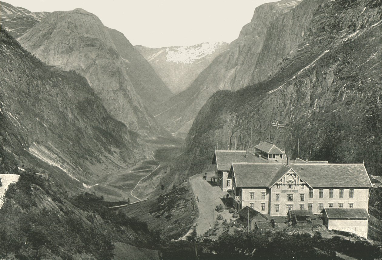 Das Tal und Hotel, Stalheim, Norwegen von Poulton and Co