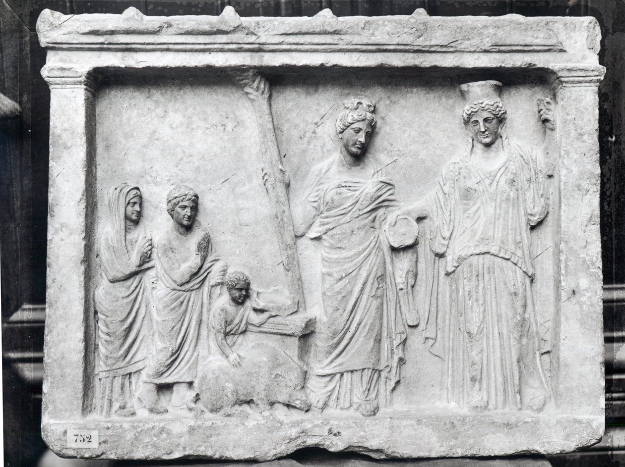 Mann, Frau und Kind vor einem Altar, die eine Sau als Opfer für Demeter und Kore darbringen von Praxiteles