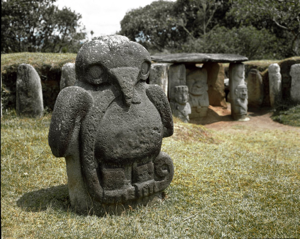 Megalithische Skulptur eines Vogels, der eine Schlange hält von Pre Columbian Pre Columbian