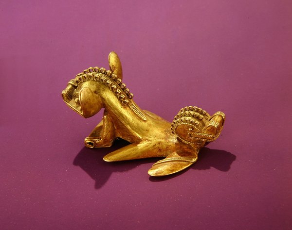 Tairona-Anhänger mit einem doppelköpfigen Tier, 7.-8. Jahrhundert n. Chr. von Pre Columbian Pre Columbian