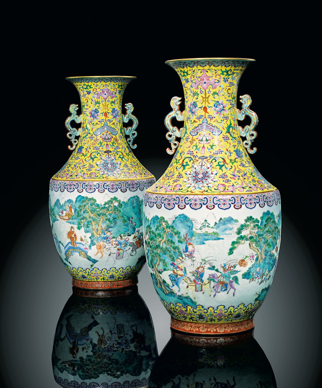 Ein Paar kaiserlicher Famille-Rose-Vasen von Qing Dynasty   Jiaqing Period Chinese School