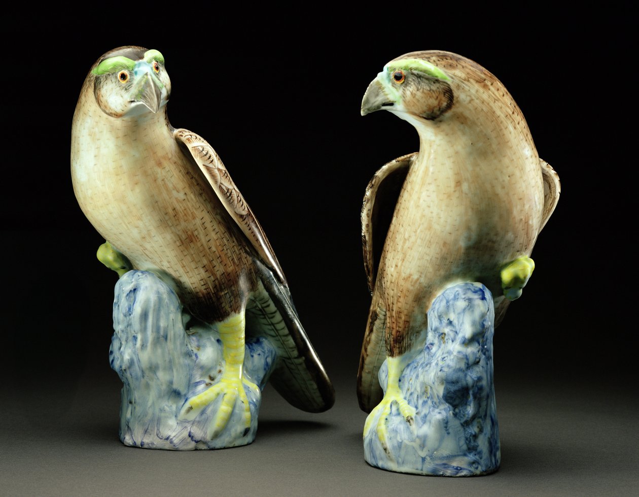 Ein Paar Famille-Rose-Falken (Porzellan) von Qing Dynasty Chinese School