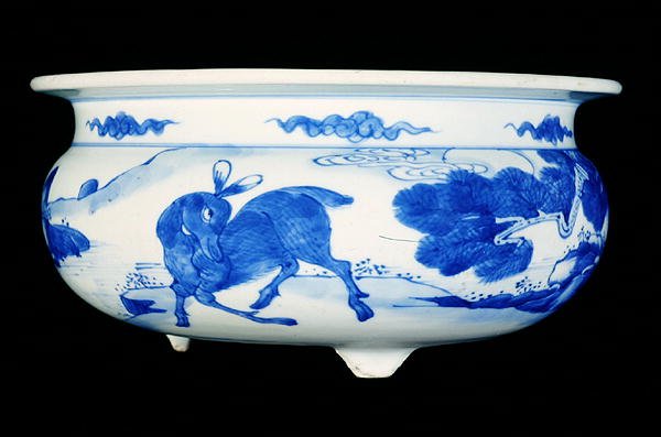 Weihrauchgefäß bemalt in Unterglasurblau mit Hirschen in einer Landschaft, Kangxi-Periode (1662-1722) von Qing Dynasty Chinese School