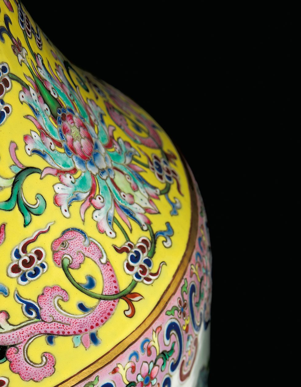 Detail von einem Paar kaiserlicher Famille-Rose-Vasen von Qing Dynasty   Jiaqing Period Chinese School