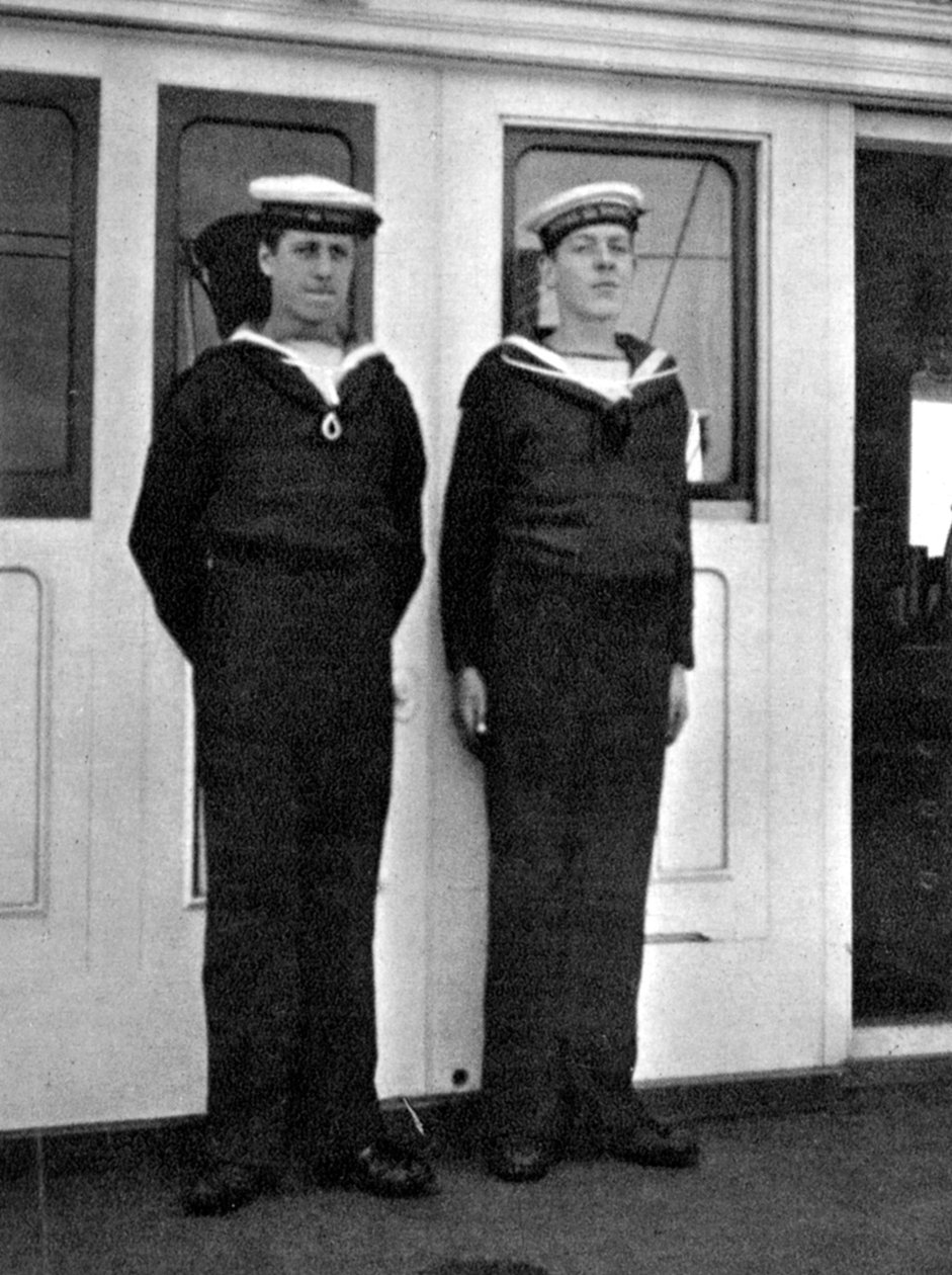 Zwei Schiffsjungen auf der königlichen Yacht Victoria und Albert III von Queen Alexandra