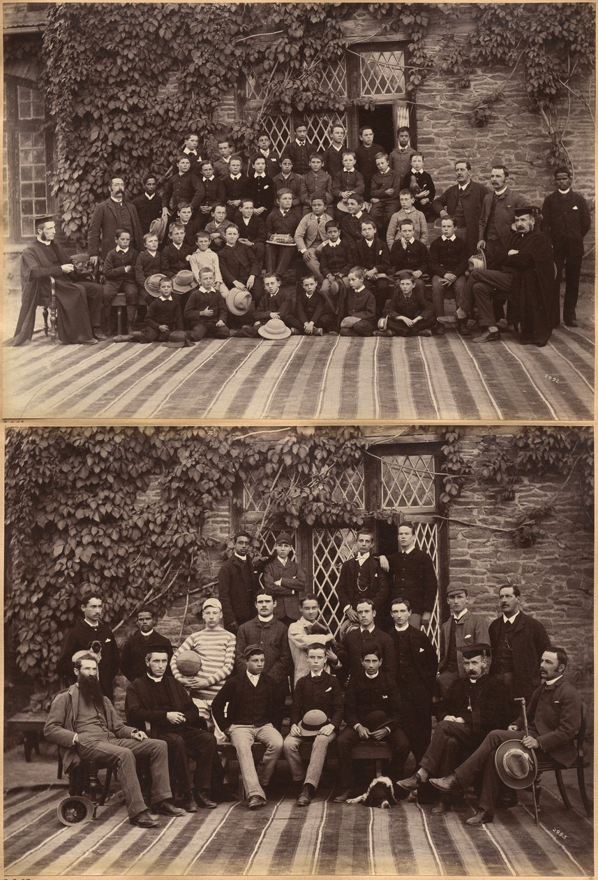 Primarklasse Bishop Cotton School, Shimla (recto); Hochklasse Schüler und Lehrer an der Bishop Cotton School, Shimla (verso) von Raja Deen Dayal