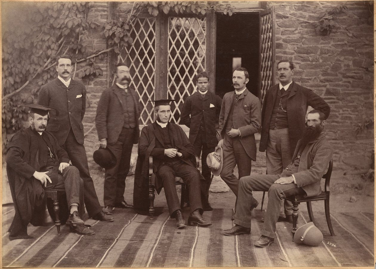 Schulleiter und Lehrer der Bishop Cotton School, Shimla (Vorderseite) von Raja Deen Dayal