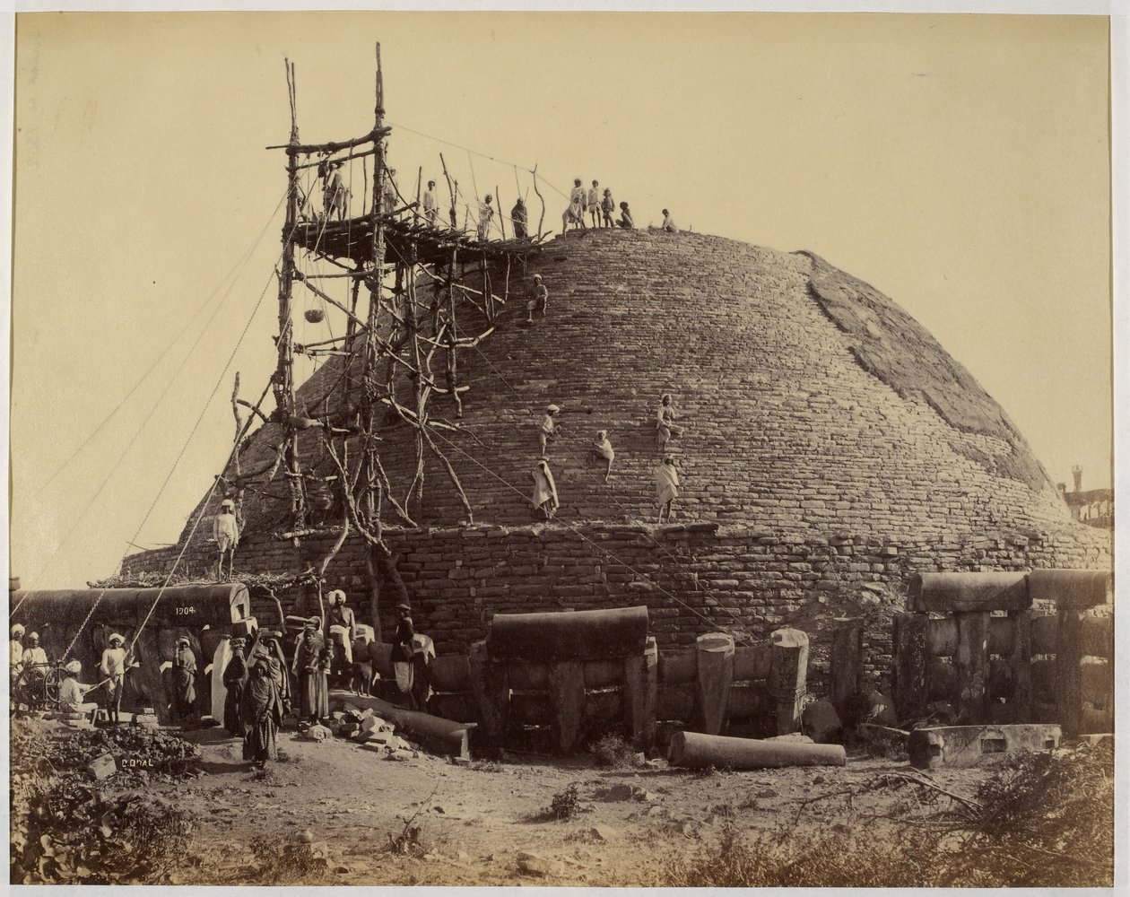 Sanchi-Stupa von Südwesten während der Reparaturen von Raja Deen Dayal