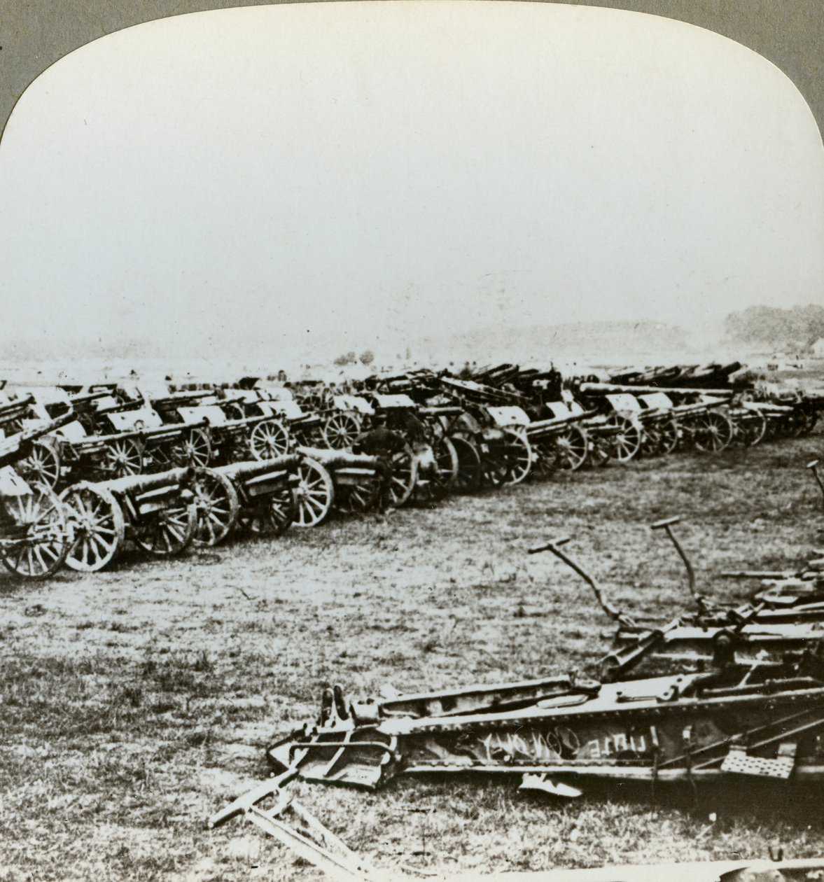 Hunderte von deutschen Kanonen erbeutet bei Couralette, Frankreich, Schlacht an der Somme, Erster Weltkrieg, 1916 von Realistic Travels Publishers