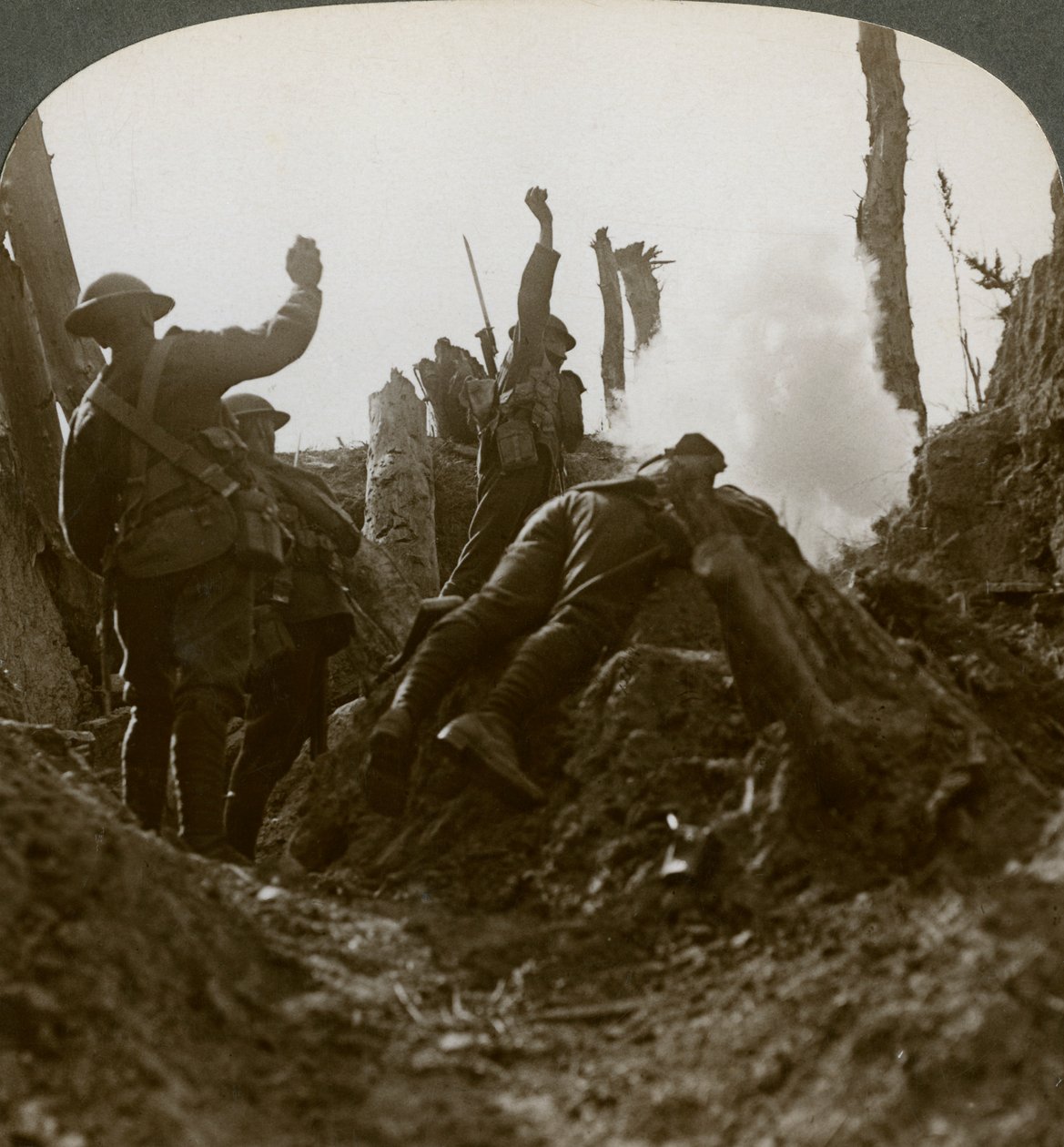 Nordländische Truppen bombardieren eine deutsche Maschinengewehrstellung, Polygon Wood, 20. Jahrhundert von Realistic Travels Publishers