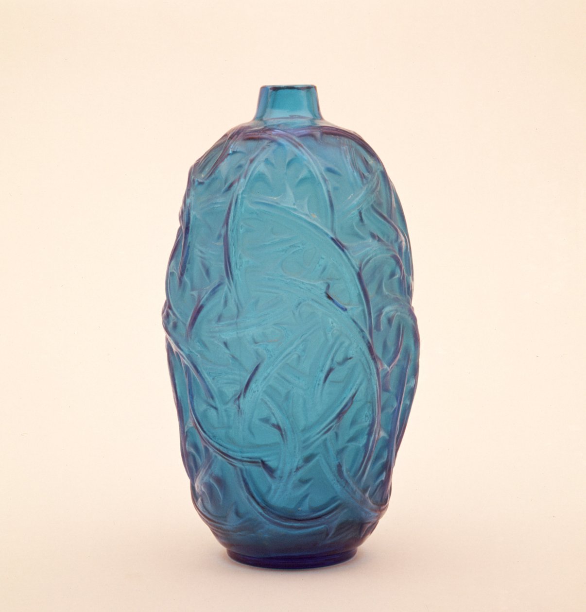 Milchig opake Vase mit Spuren von Handtönung, ca. 1902 von Rene Jules Lalique