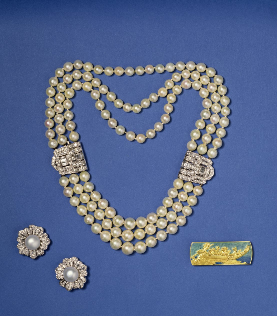 Auswahl an Perlenschmuck: dreireihige Perlenkette mit Diamantclips; boutonförmige Südsee-Kulturperlenohrringe; Gold- und Emaille-Brosche von Lalique, ca. 1900 von Rene Jules Lalique