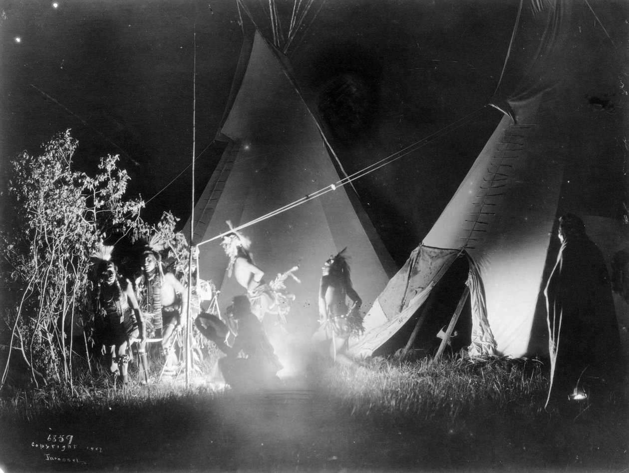 Tanzen im Feuerschein, 1907 von Richard Throssel