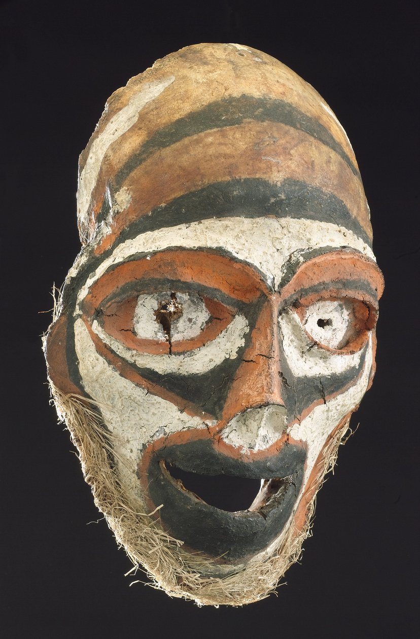Maske aus einem menschlichen Schädel, New Britain, Papua-Neuguinea von John Pardon