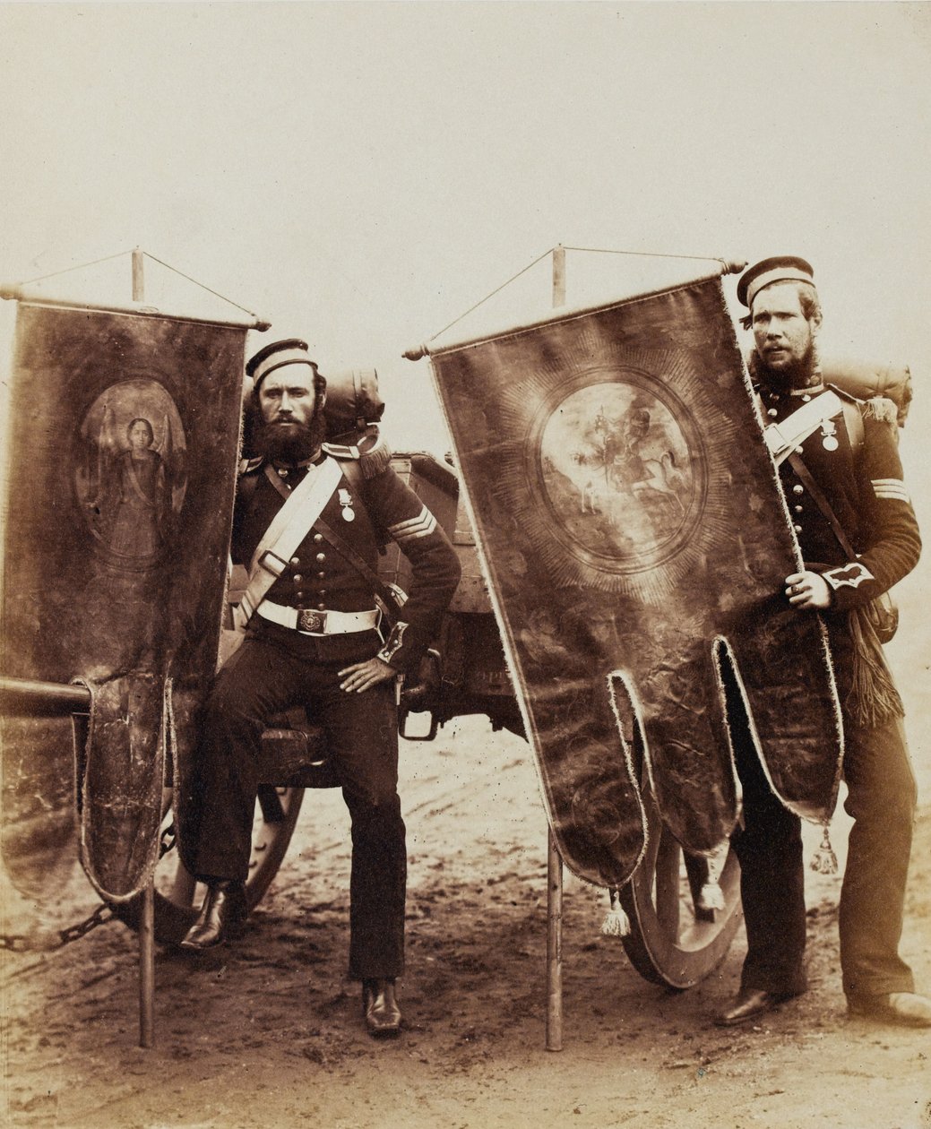 Kompaniesergeant Christy und Sergeant McGifford, Royal Artillery, 1856 (Sepiafoto) von Robert Howlett