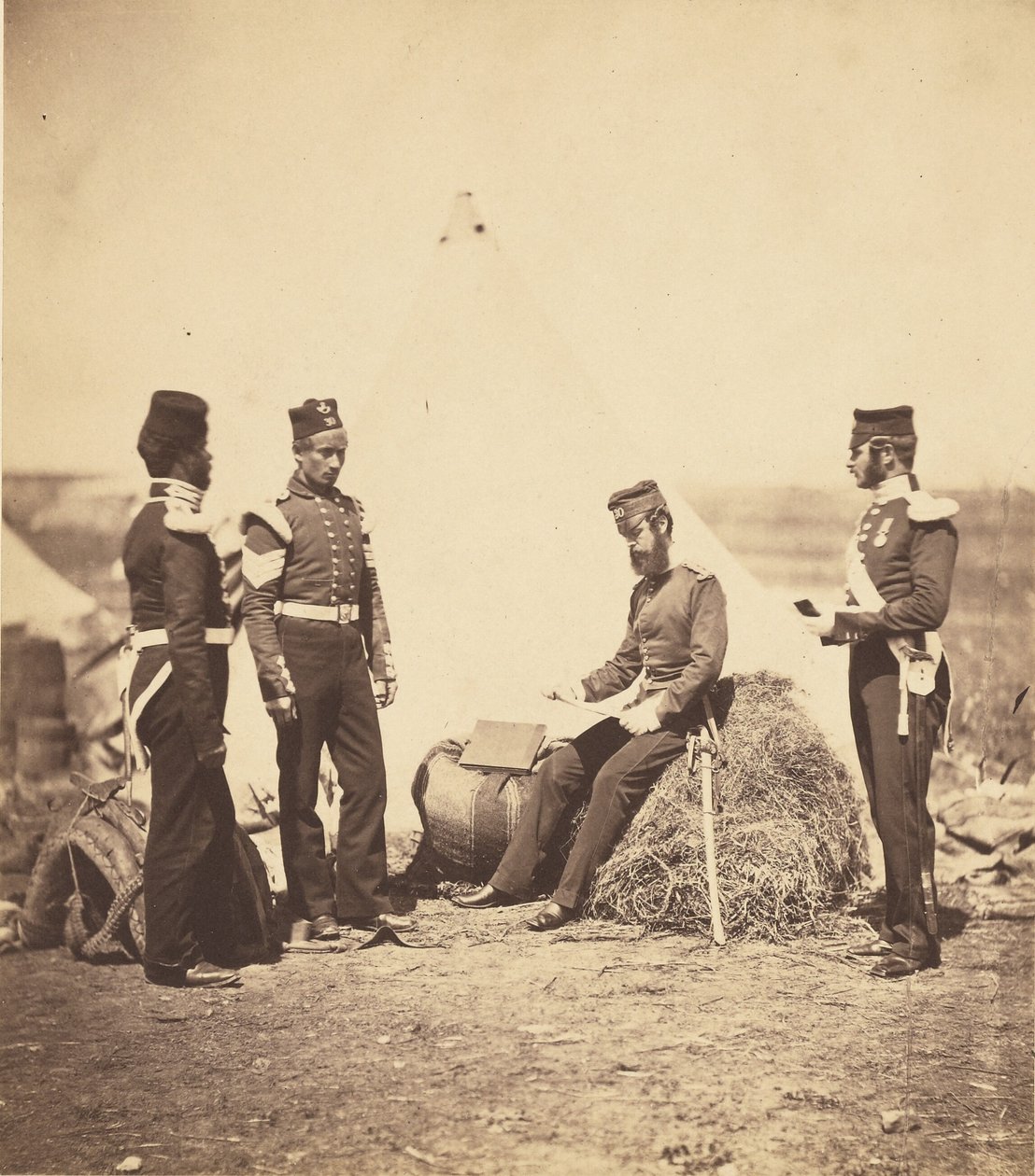 Hauptmann Walker vom 30. Regiment liest die allgemeinen Befehle von Roger Fenton