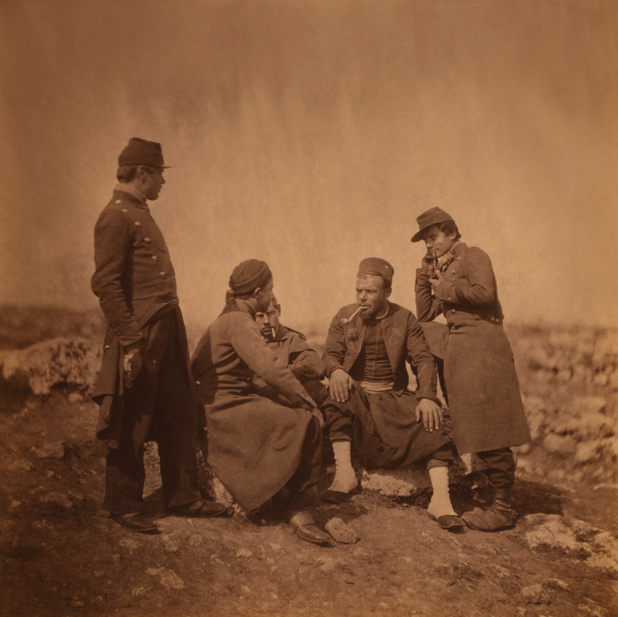 Zwei französische Soldaten neben drei sitzenden und rauchenden Zouave-Soldaten, Krimkrieg, Krim, Ukraine von Roger Fenton