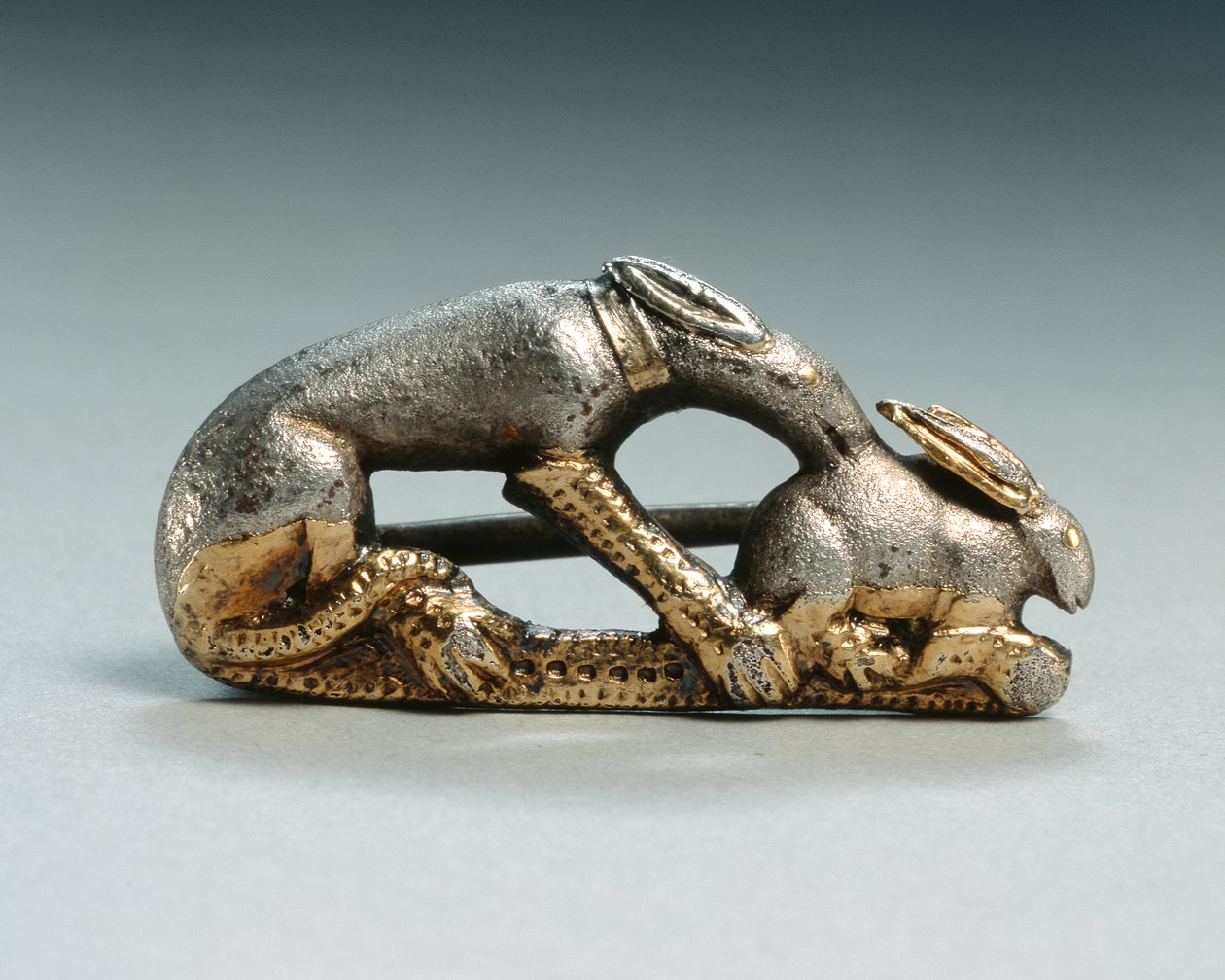 Fibula eines Hundes, der einen Hasen fängt von Roman