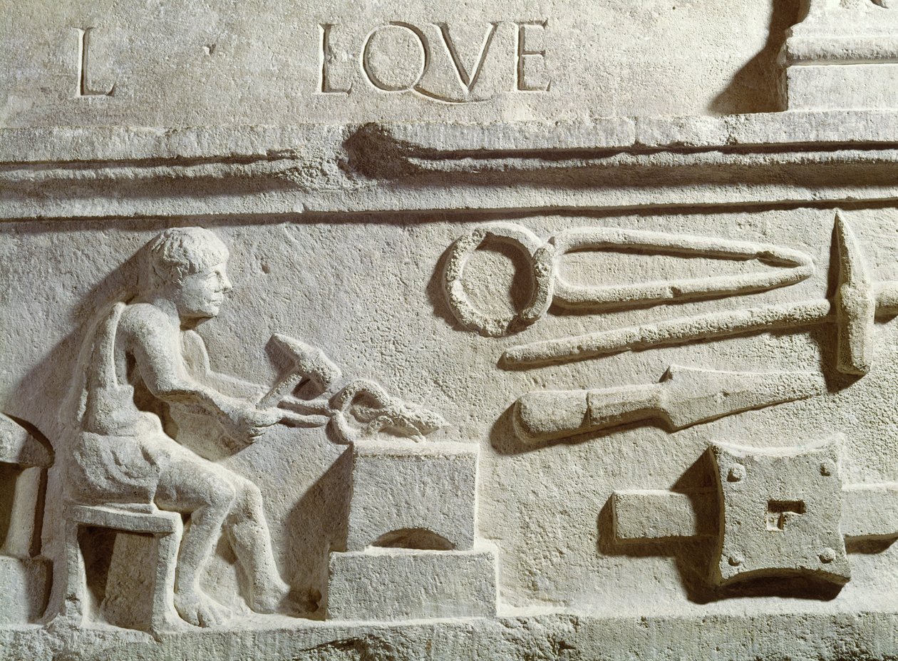 Relief, das eine Schmiede und Werkzeuge darstellt von Roman