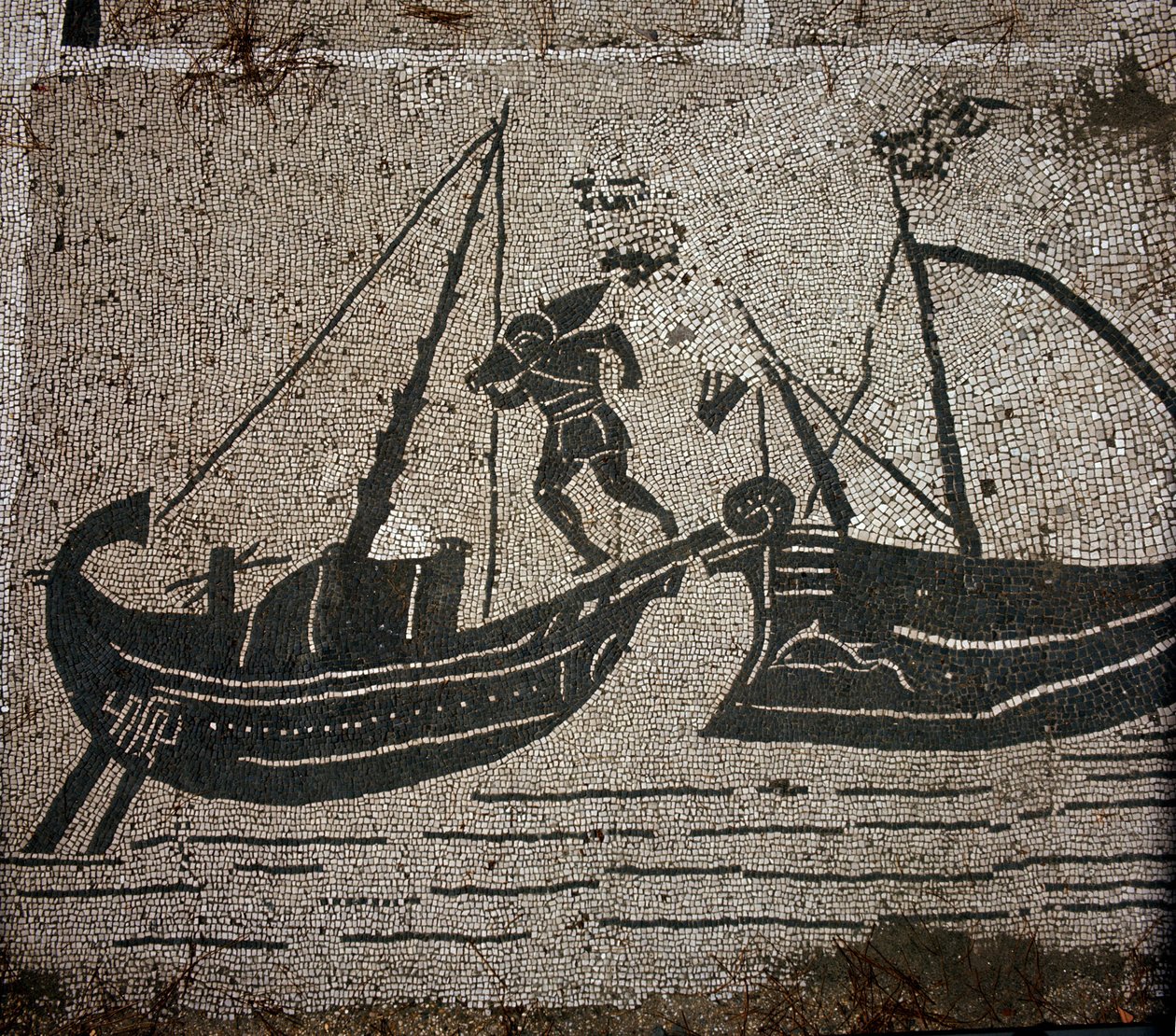 Antikes Ostia. Platz der Korporationen. Mosaik der Sabratha-Seefahrerkorporation. Verladung von Waren auf ein Schiff von Roman