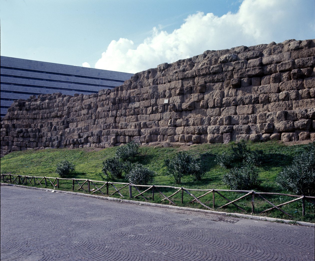 Antikes Rom, archaische Periode: Blick auf die Ruinen der Servianischen Mauer, erstes Gehege der Stadt Rom, gebaut unter König Servius Tullius. 6. Jahrhundert v. Chr. von Roman