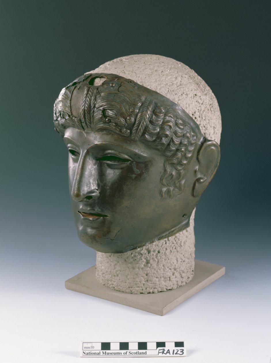 Parademaske eines jungen männlichen Gesichts, vom römischen Standort in Newstead, Melrose, spätes 1. Jahrhundert n. Chr. (Bronze) von Roman