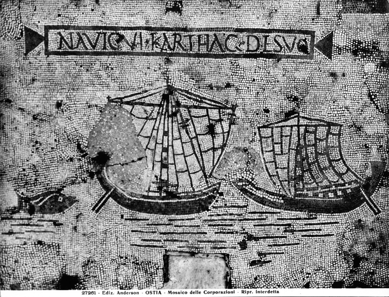 Pflasterdetail vom Piazzale dell Corporazioni, das eine nautische Szene darstellt (Mosaik) von Roman