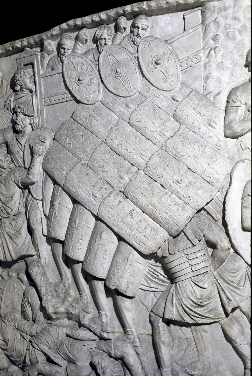 Römische Kunst: Angriff der Römer während des ersten Krieges. Abguss von 1862, der die Basreliefs der Trajanssäule (Colonna Traiana) in Rom reproduziert, erbaut während der Herrschaft von Kaiser Trajan (53-117) (Relief) von Roman