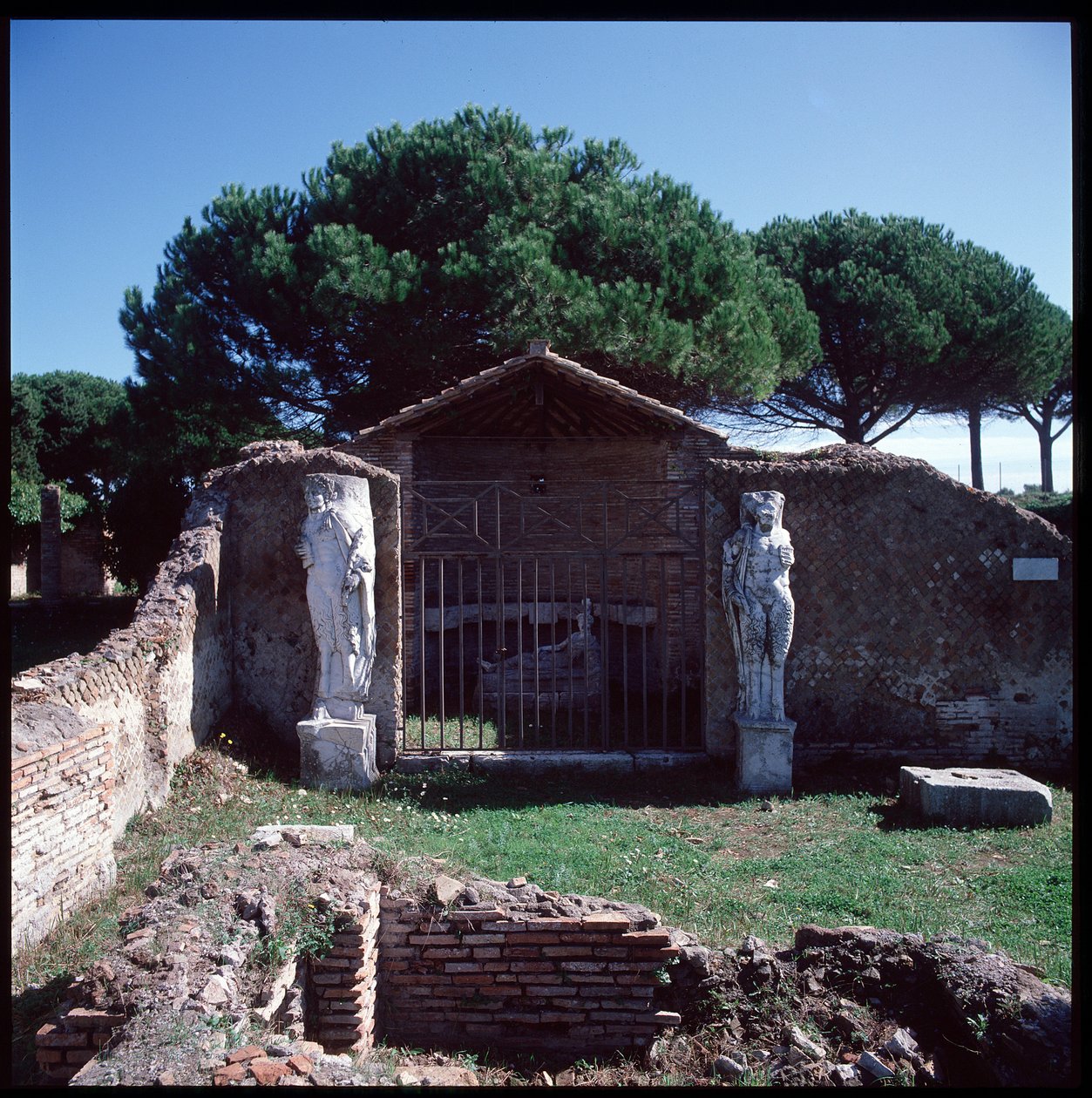 Römische Kunst: Ansicht der Ruinen des Heiligtums der Gottheit Attis (oder Atys), Region IV von Roman
