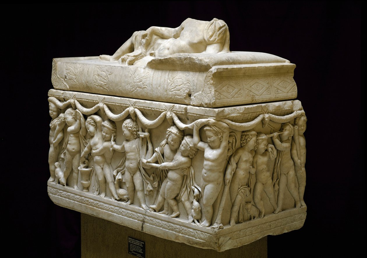 Römische Antike: Marmorsarkophag mit Reliefs von Kinderfiguren (Amor) von Roman