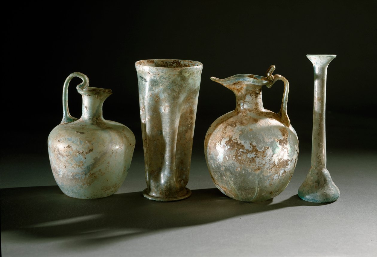 Römische Kunst: Krüge und Glasvasen aus Pompeji. 1. Jahrhundert von Roman