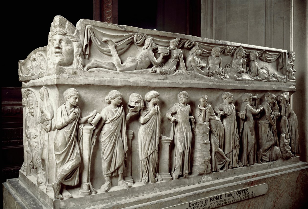 Römische Kunst: Marmorsarkophag mit Darstellungen der Musen und einer Bankettszene. Aus Ostia. 120-130 n. Chr. Paris, Louvre von Roman