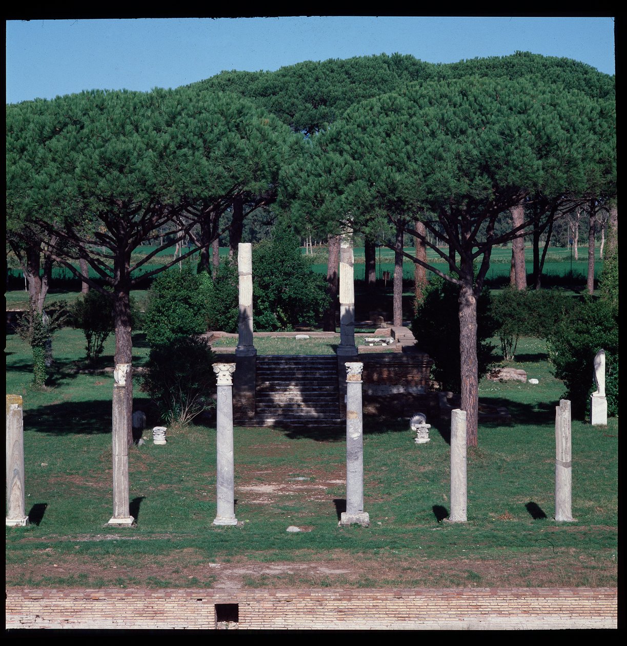 Römische Kunst: Ansicht der Ruinen des Tempels der Ceres, archäologische Stätte von Ostia von Roman