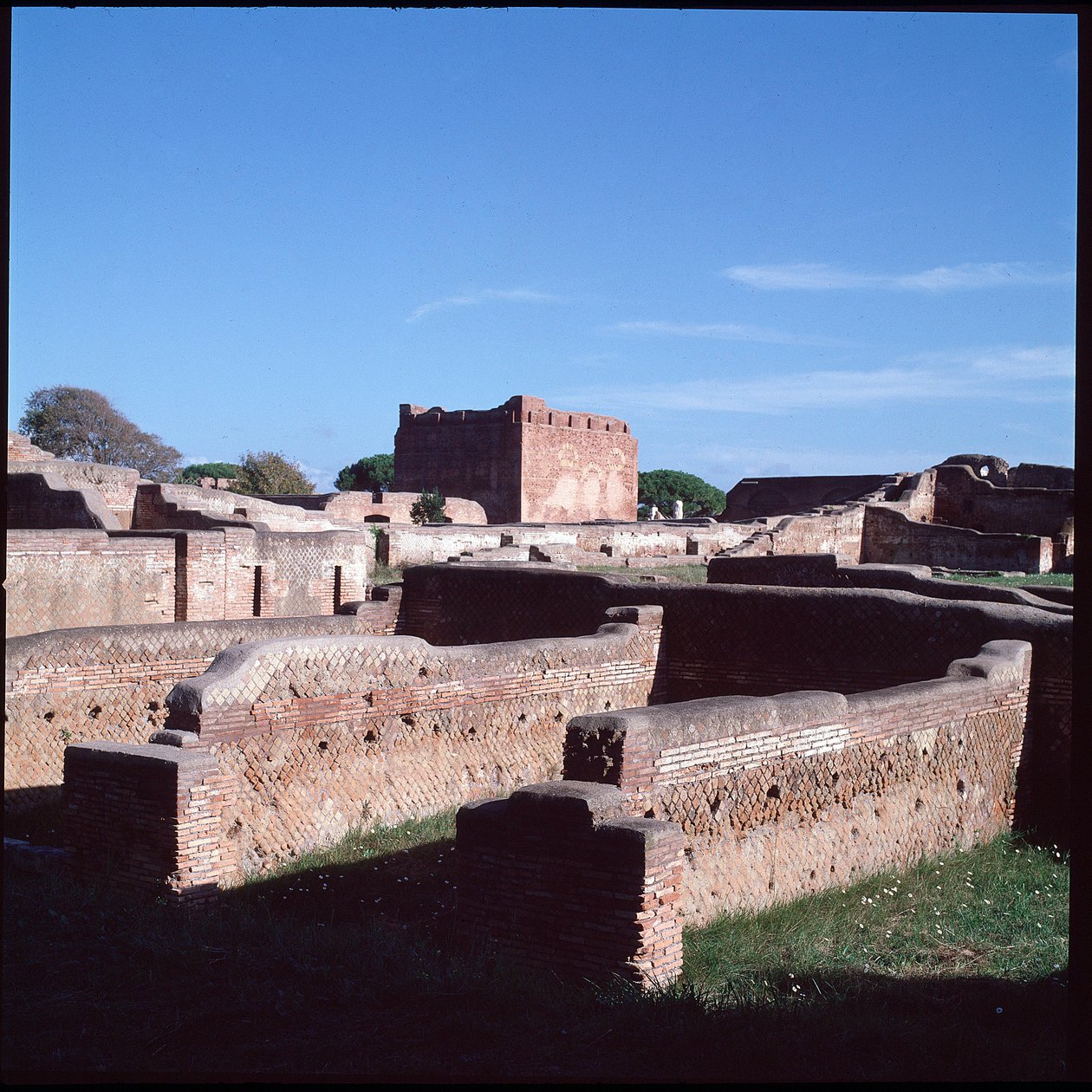 Römische Kunst: Ansicht der Ruinen der archäologischen Stätte von Ostia von Roman
