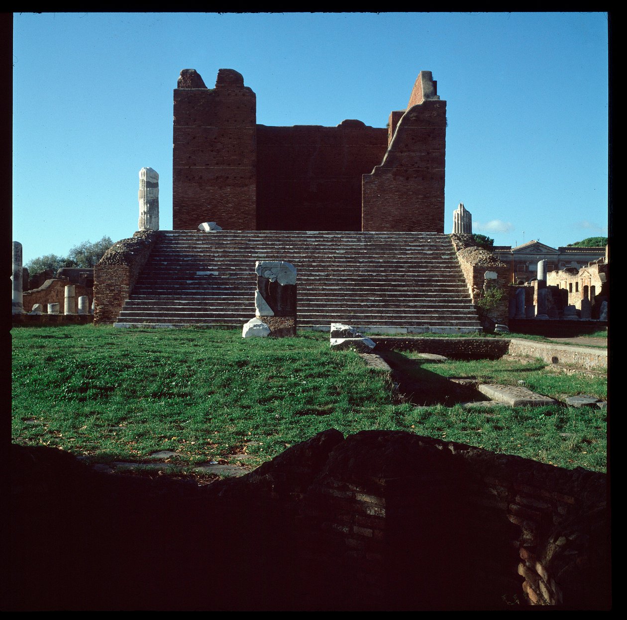 Römische Kunst: Ansicht der Ruinen des Kapitols, archäologische Stätte von Ostia von Roman