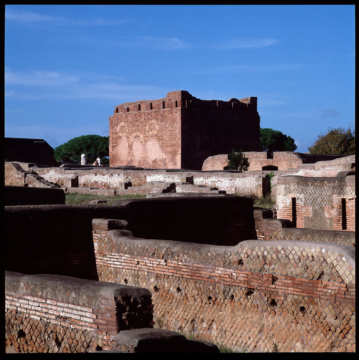 Römische Kunst: Ansicht der Ruinen des Kapitols, archäologische Stätte von Ostia von Roman