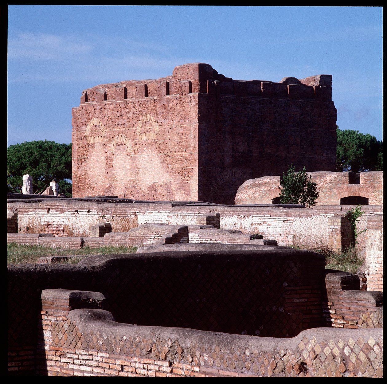 Römische Kunst: Ansicht der Ruinen des Kapitols, archäologische Stätte von Ostia von Roman