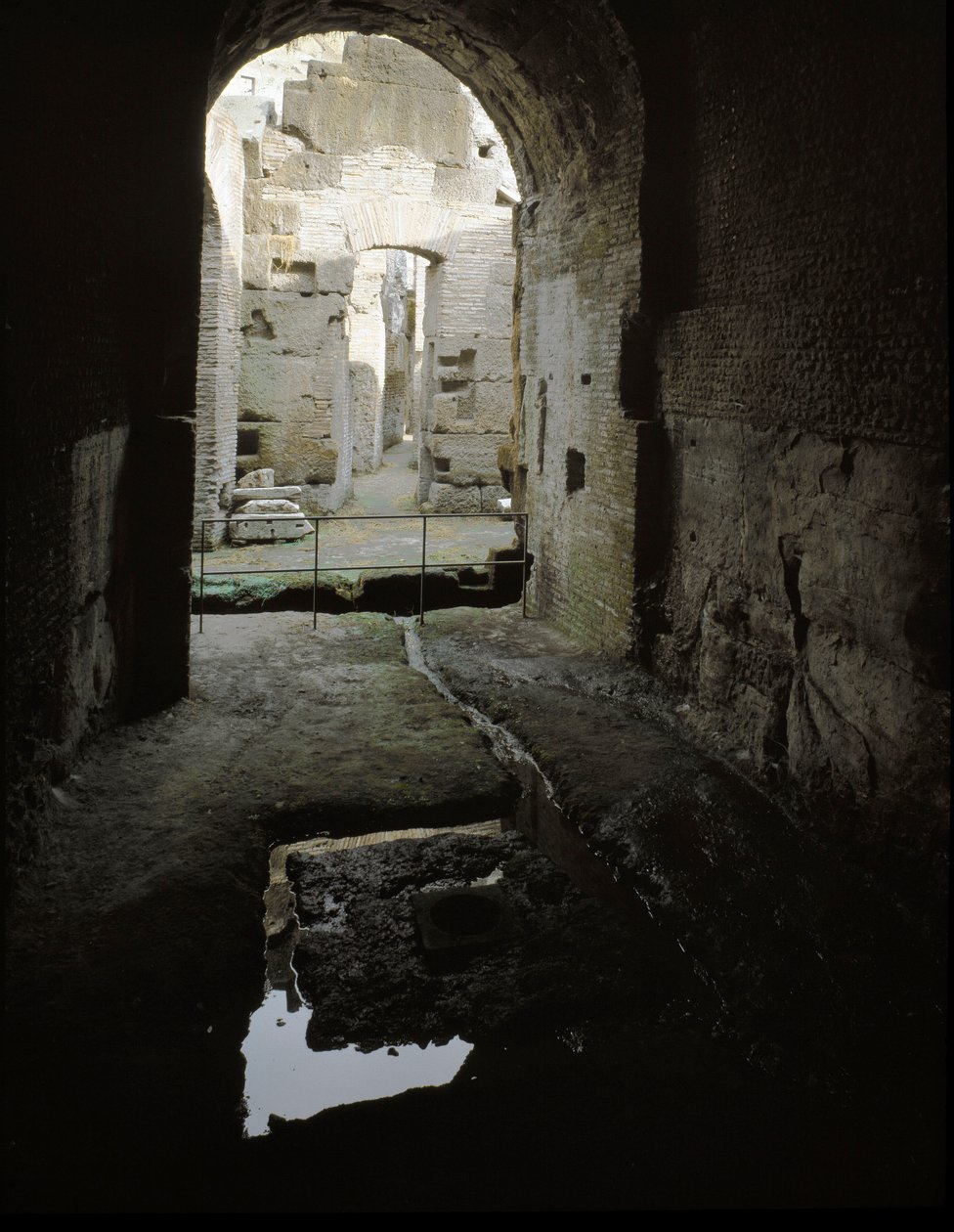 Römische Kunst: Ansicht der unterirdischen Gänge des Kolosseums in Rom, Italien von Roman
