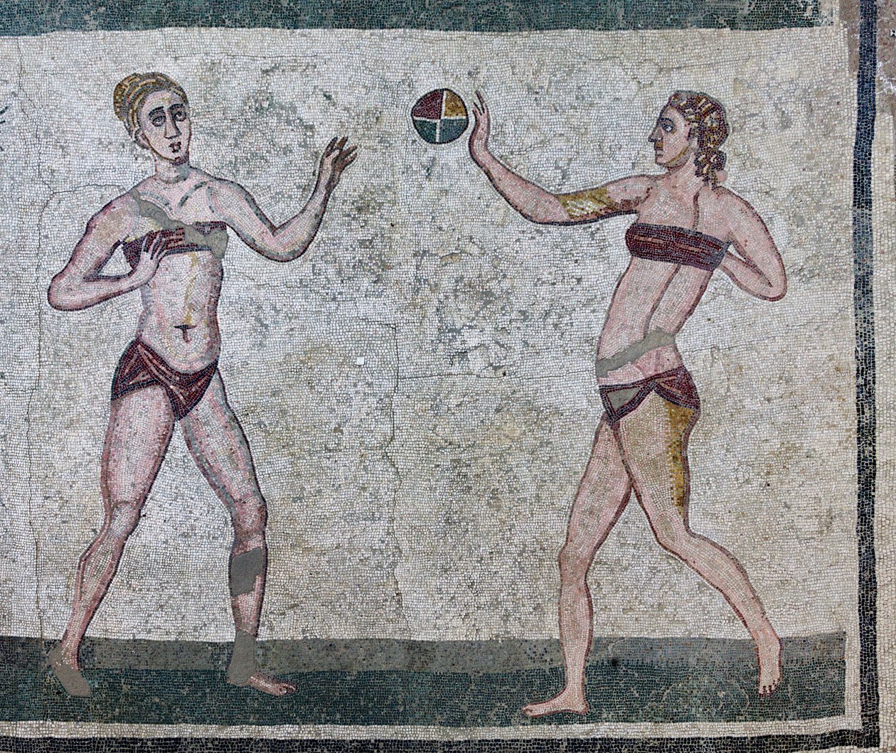 Raum der Mädchen, die Athleten darstellen, die an einem Leichtathletikwettbewerb teilnehmen und einen zweiteiligen Badeanzug tragen von Roman